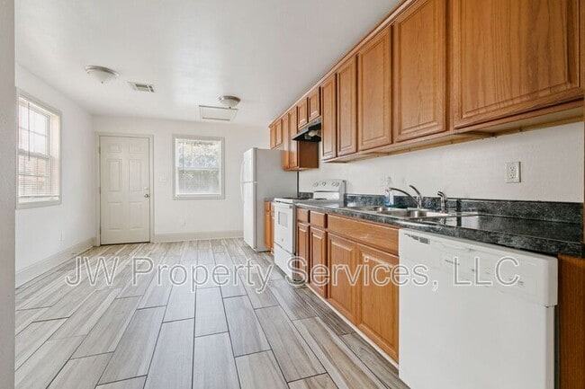 Building Photo - 2013 Almonaster Ave