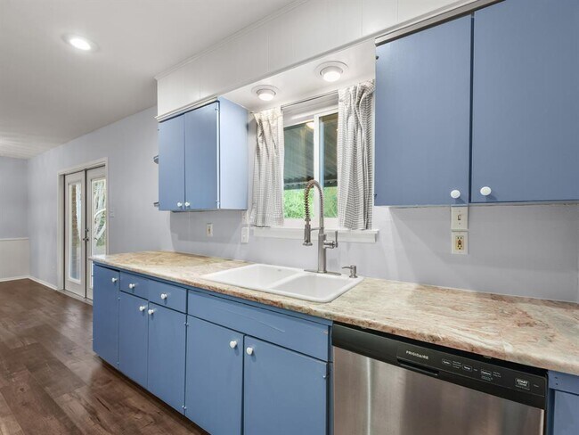 Building Photo - 8010 Camden Dr