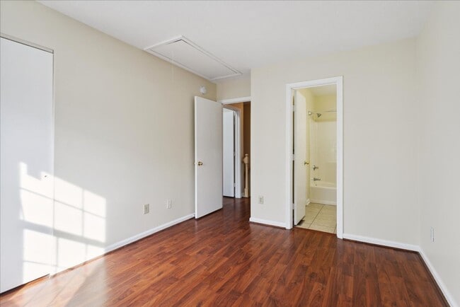 Building Photo - 27 F Tamarisk Quay