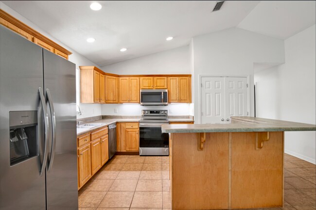 Building Photo - 3 Bedroom Scenic Heights Home