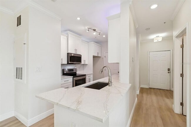 Building Photo - 5000 Culbreath Key Way