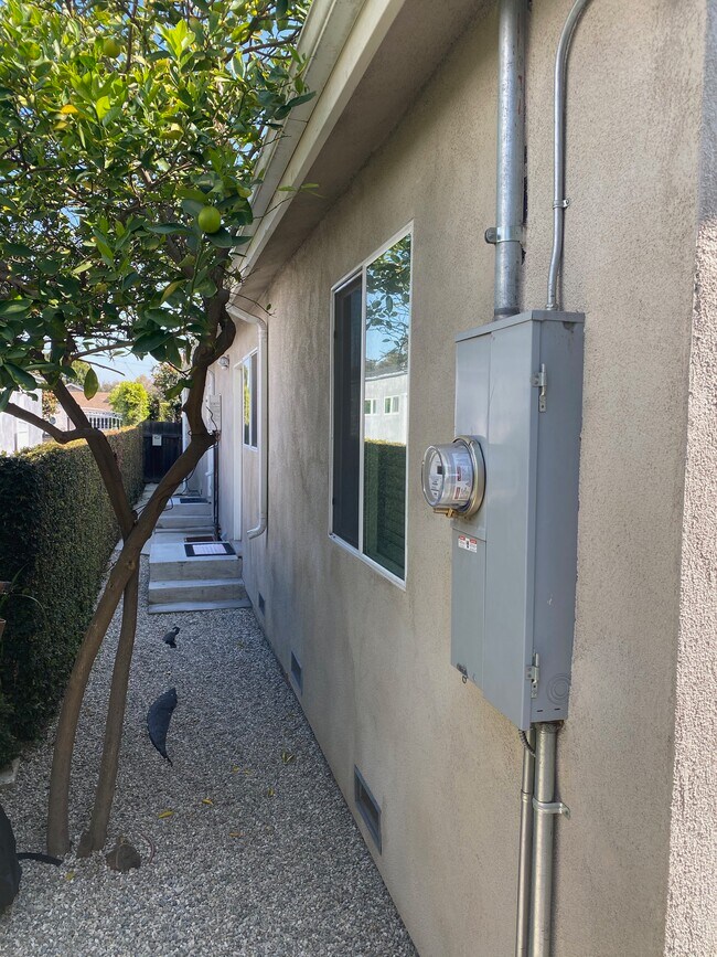 Building Photo - 2571 S Bundy Dr