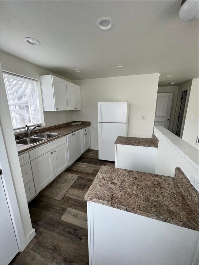 Building Photo - ThomasV