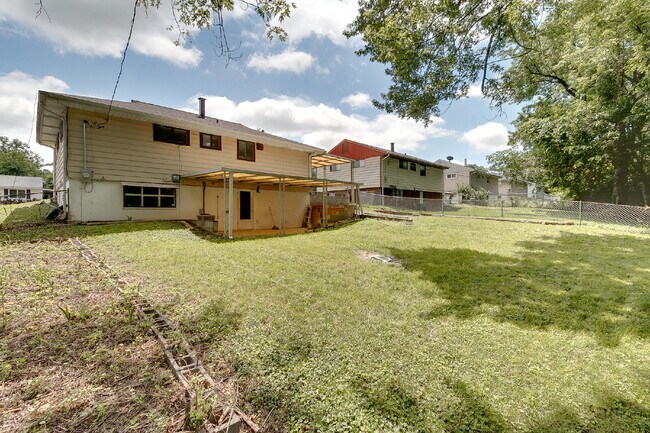 Building Photo - "Charming 3-Bedroom Retreat in St. Louis with Spacious Living!"