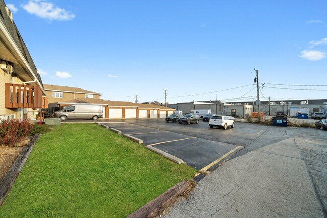 Building Photo - 609 E 3rd St