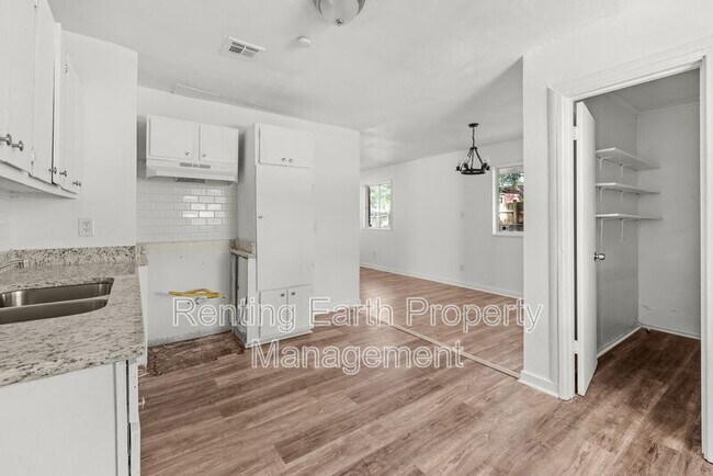 Building Photo - 156 Pocahontas Rd