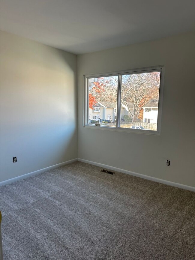 Building Photo - 290 Hilltop Ln