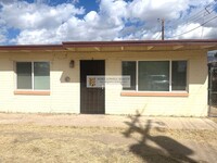 Building Photo - 2 bed 1 bath washer/dryer hookups fenced yard