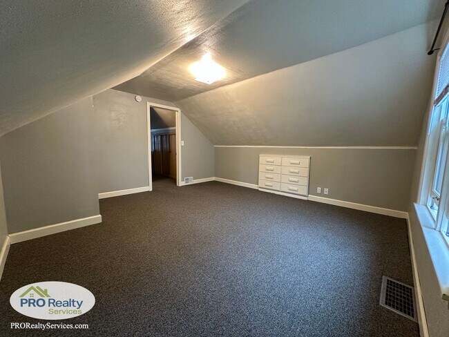 Building Photo - 3 Bedroom Home in St. Paul