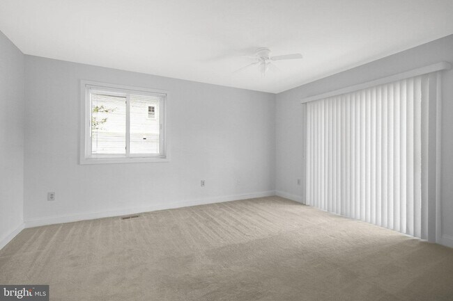 Building Photo - 2031 Hillside Dr