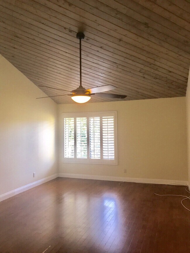 Building Photo - Beautiful and spacious multilevel townhouse in model home condition