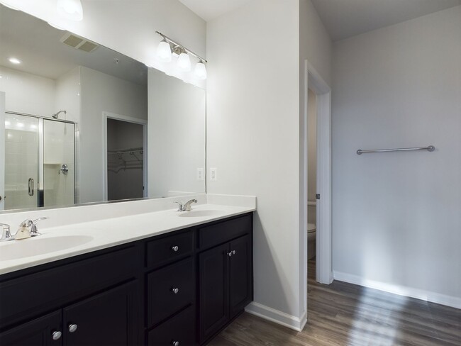 Building Photo - Stunning, Bright 2 Bedrooms  2 1/2 Bathroo...