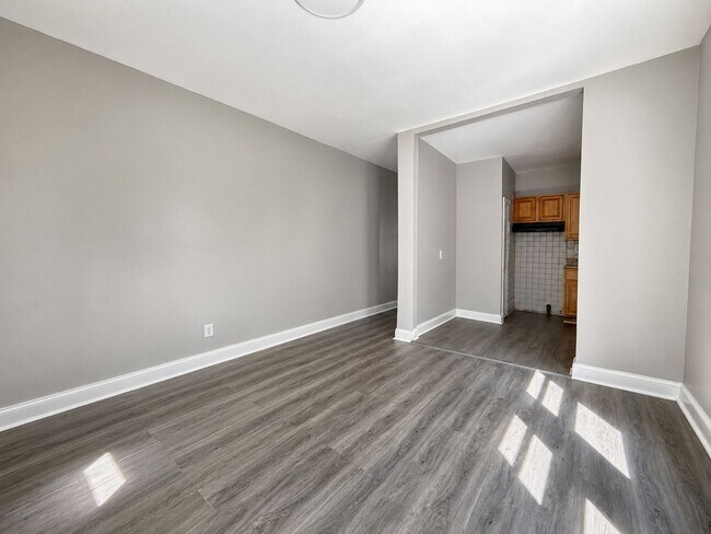 Building Photo - Spacious 3-Bedroom Rental with Front Porch, Backyard & Basement