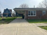 Building Photo - 511 S Maple St