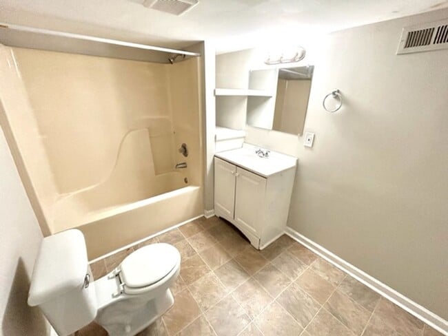 Building Photo - CUTE TWO BEDROOM/ONE BATH BUNGALOW!