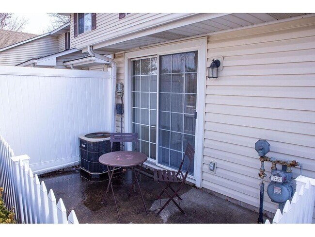 Building Photo - 2556 Lockwood Dr