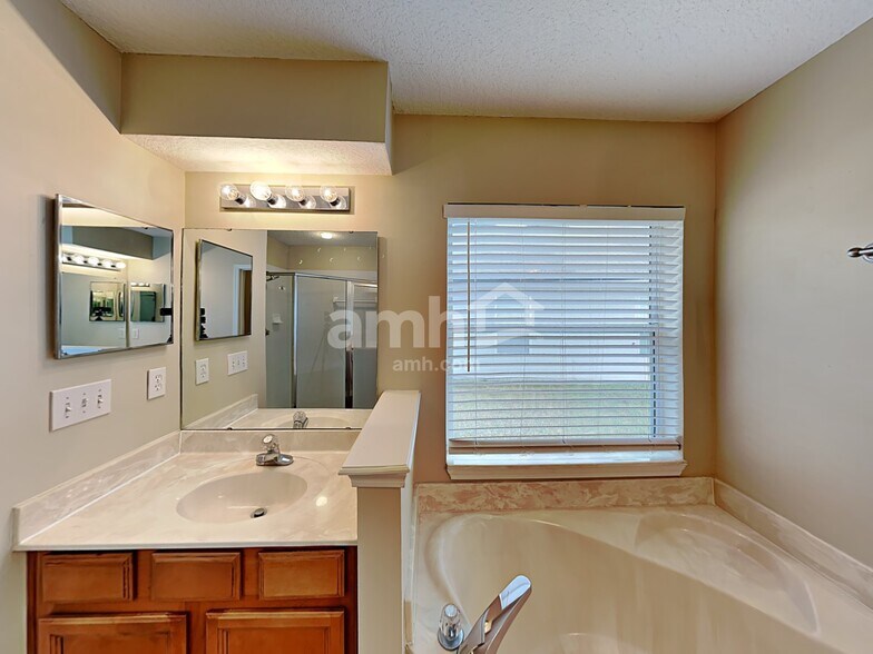 Building Photo - 14240 Sea Eagle Dr