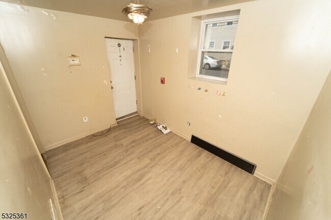 Building Photo - 331 Straight St