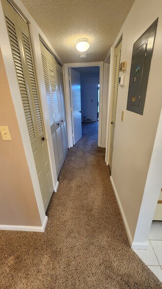 Building Photo - 911 SW South River Dr