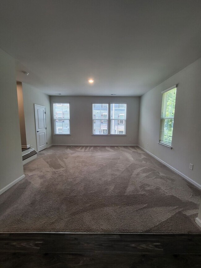 Building Photo - 3BR/2.5BA End Unit Townhome