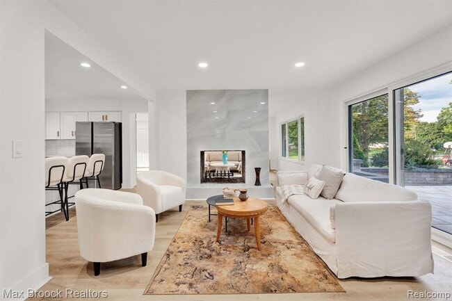 Building Photo - 7011 White Pine Dr