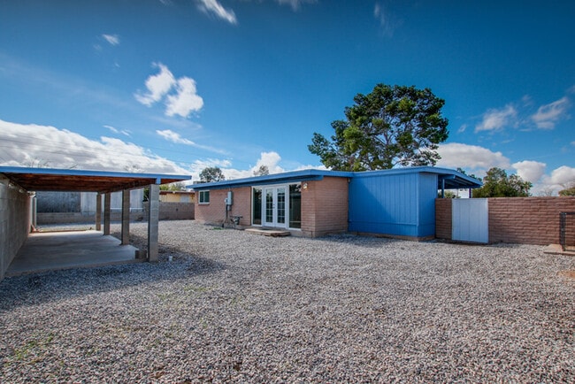 Building Photo - FOR RENT