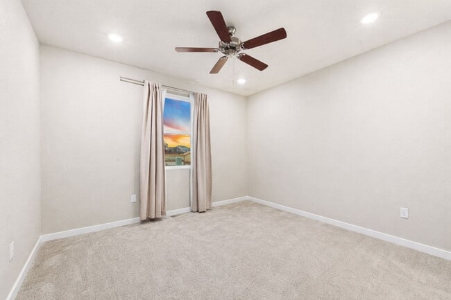 Building Photo - Gorgeous 5 Bed 3 bath Home In Aspen Meadows!!