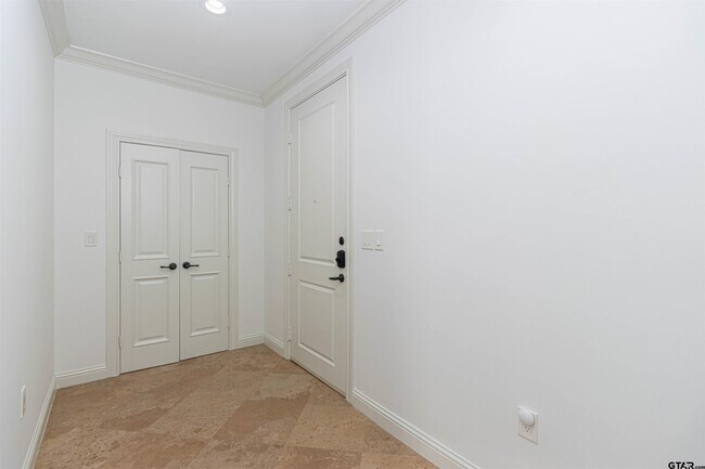 Building Photo - 2801 Wexford Dr