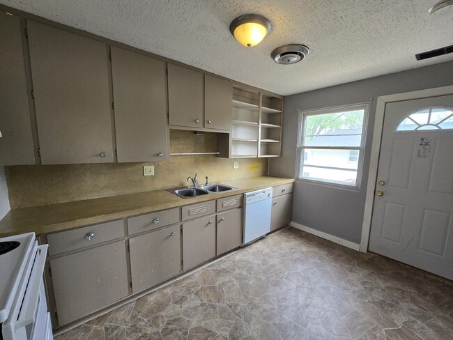 Building Photo - 4521 Rushmore Dr NE