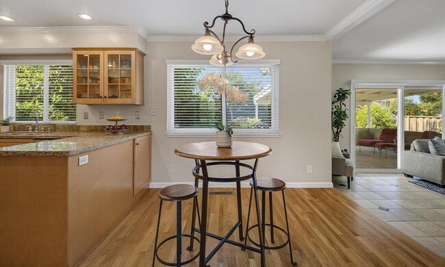 Building Photo - Charming Silvergate Home with Stunning Bac...