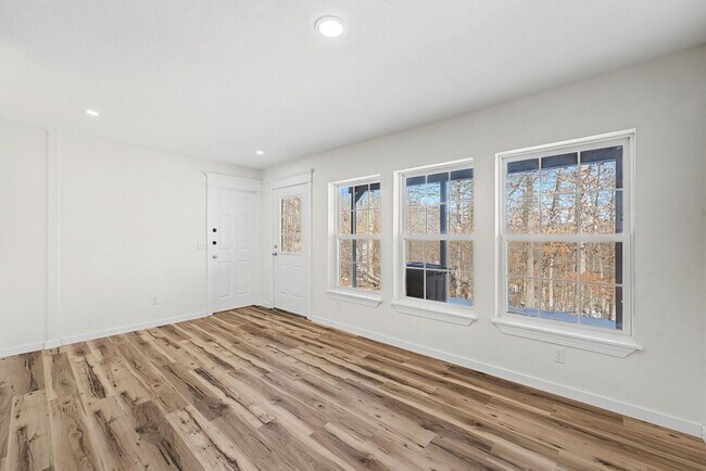 Building Photo - Deavila - Walnut Valley