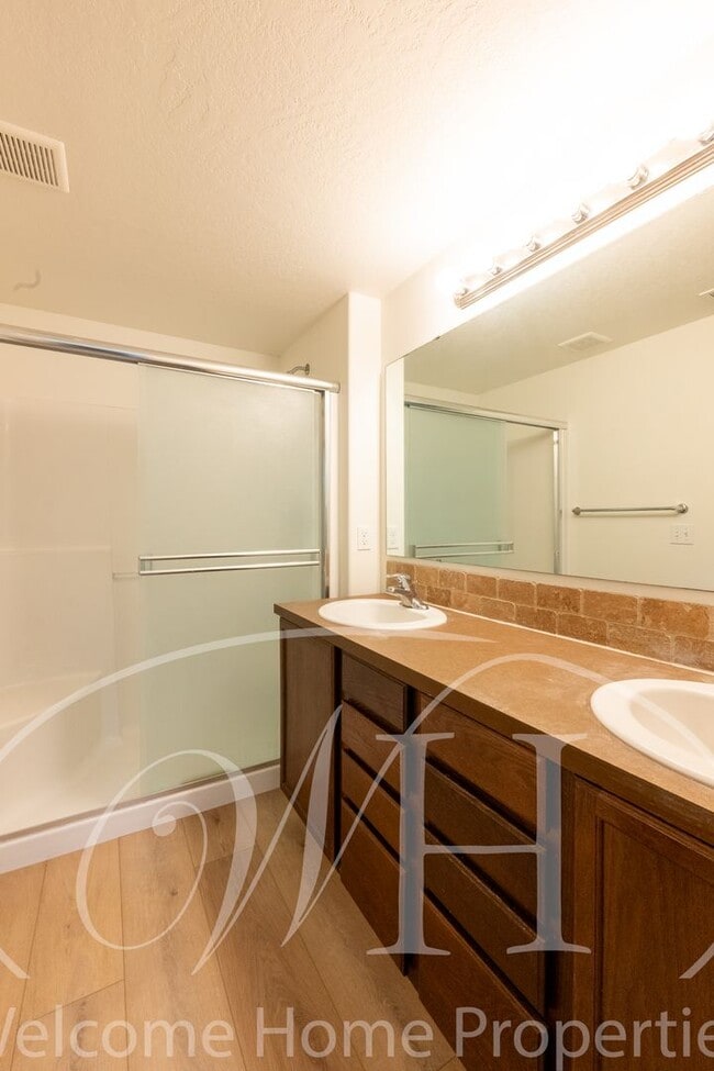 Building Photo - Single Story 3 Bedroom Home with Gas Fireplace and Covered Patio