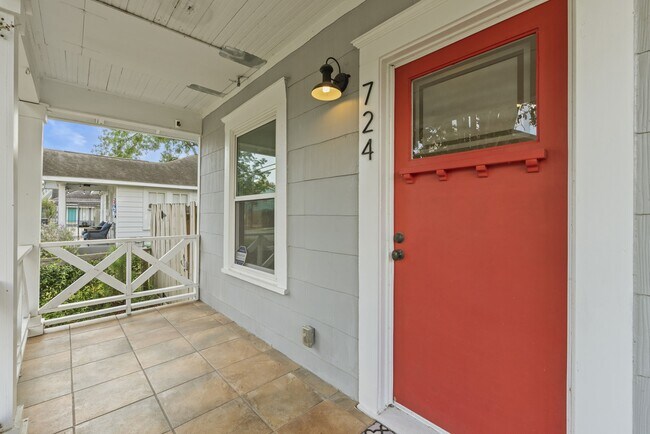 Building Photo - 724 E 21st St