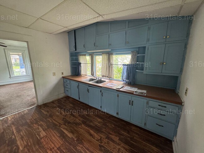 Building Photo - $1099 4 bed 1 bath - Single Family home