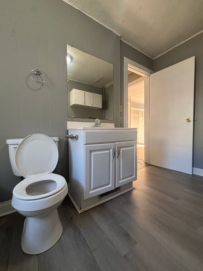 Building Photo - Cute 2 bedroom 1 bath Available Now!