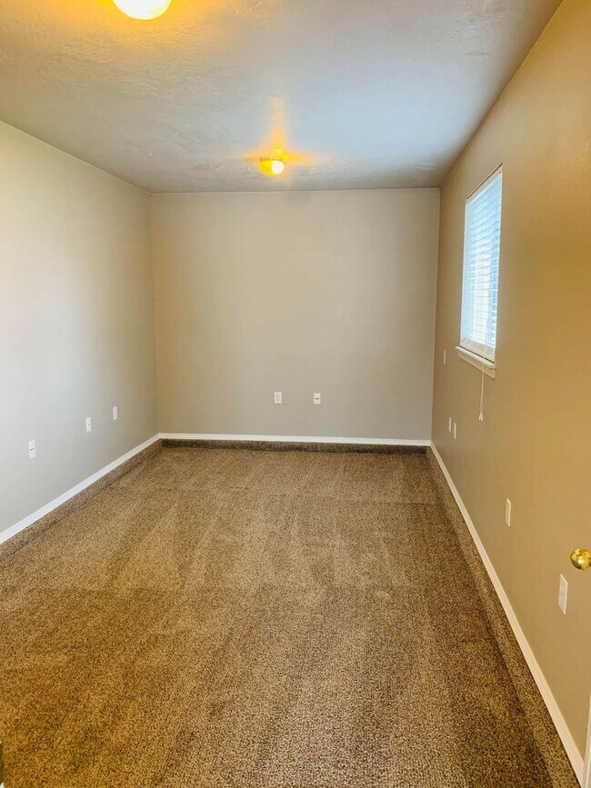 Building Photo - Beautiful Home with Separate Office/Bonus ...
