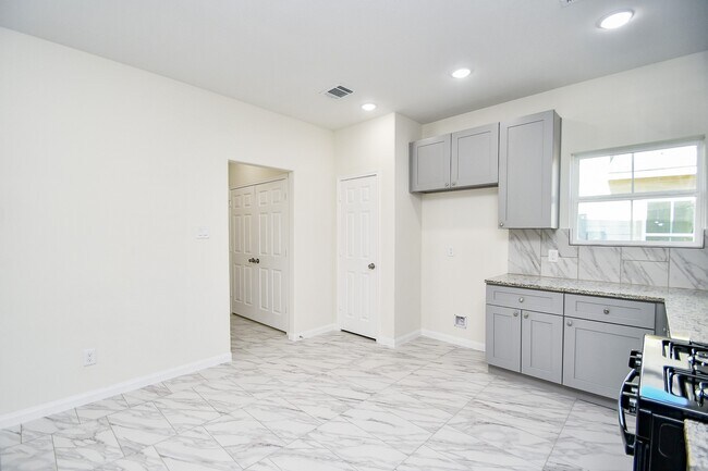 Building Photo - 12202 Heather Flower Ln