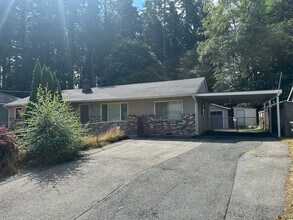 Building Photo - Spacious Home In Peaceful Setting!