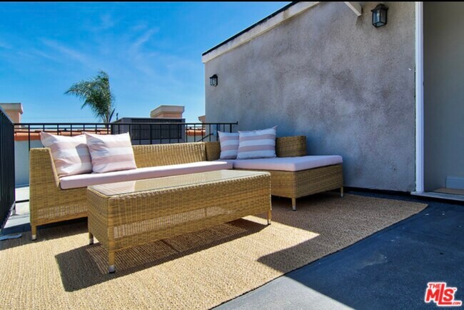 Building Photo - 2027 Beloit Ave