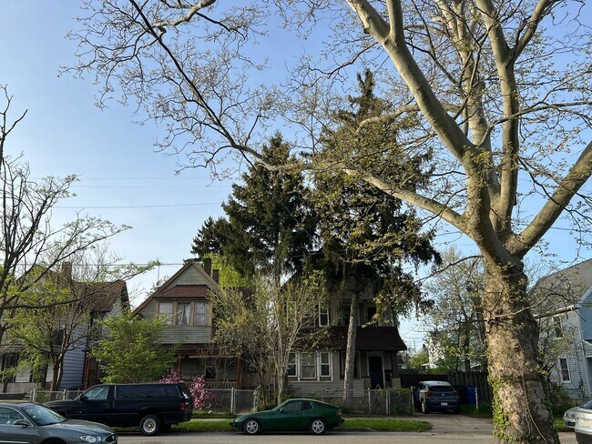 Building Photo - Detroid Shoreway Renovated  4 Bedroom, 2 Bath House with Detached Garage