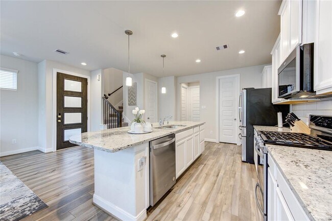 Building Photo - 9834 Rugged Oaks Dr