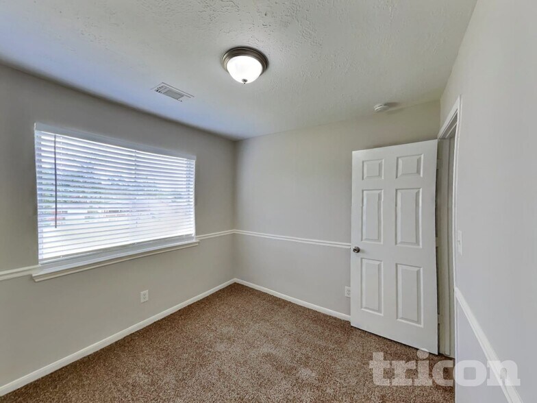 Building Photo - 423 Lazy Ln