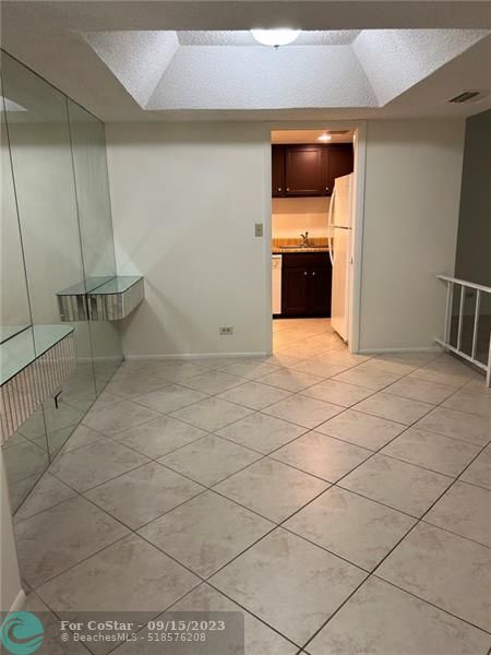 Building Photo - 3730 Inverrary Dr