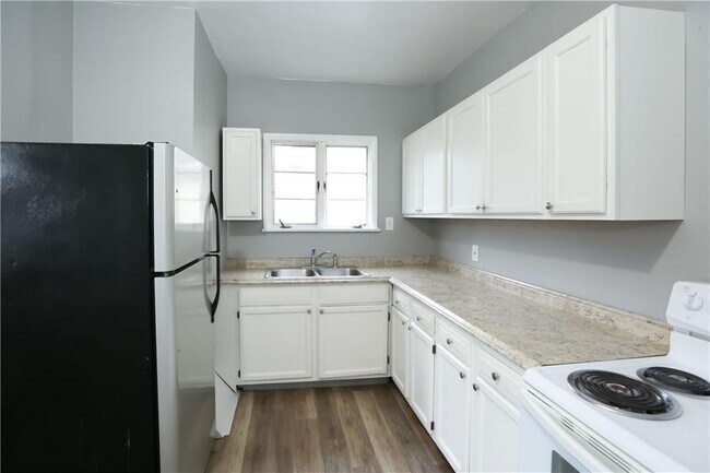 Building Photo - 506-508-508 Melville St
