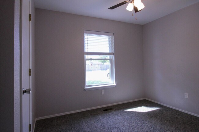 Building Photo - Freshly Remodeled & Ready For You To Call Home!