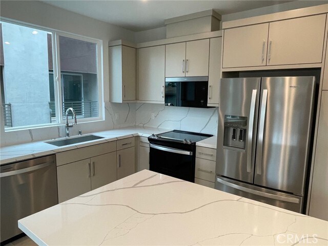 Building Photo - 691 S Lyon St