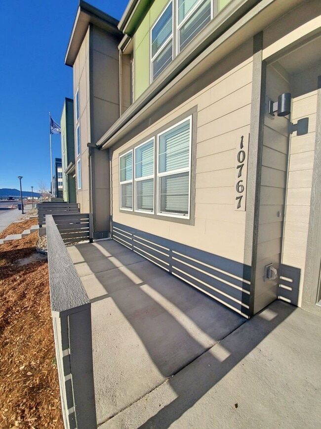 Building Photo - Newer Townhouse in Ideal North Gate Location!