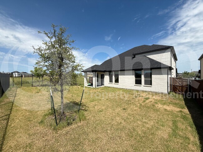 Building Photo - 405 Loganberry Dr