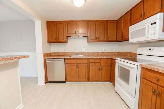 Building Photo - Spacious Townhome Updated Throughout!