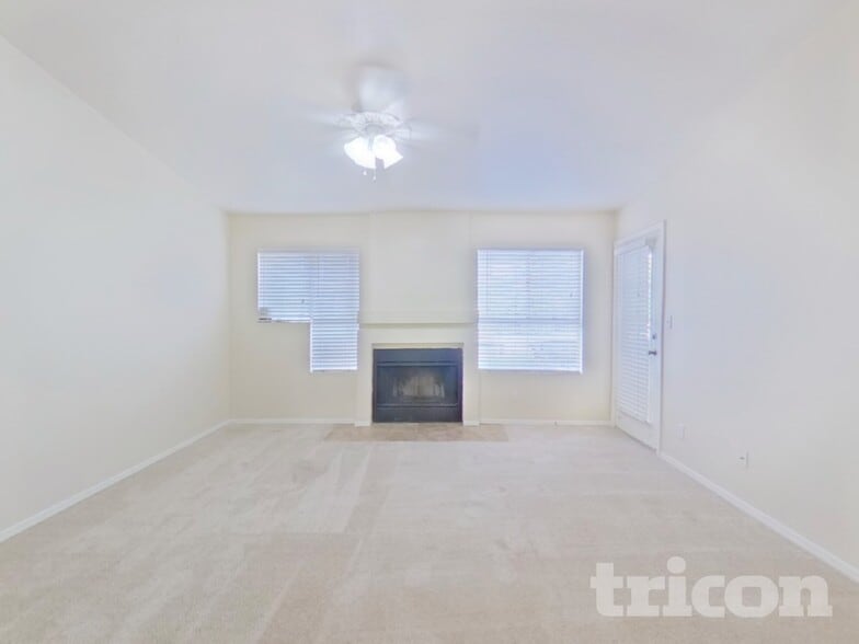 Building Photo - 1880 E Morten Ave